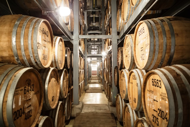 Leżakowanie alkoholu w fabryce wina